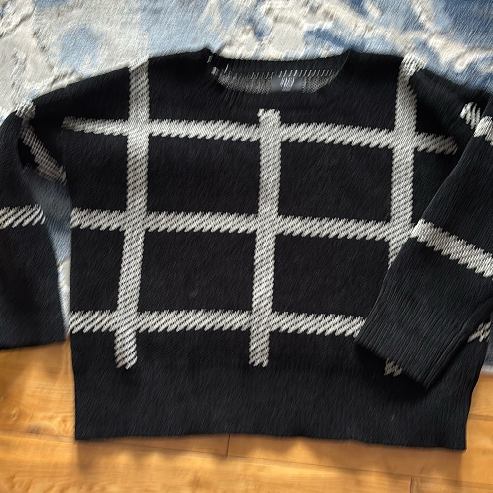 Like New Vici sweater 100% polyester sweater